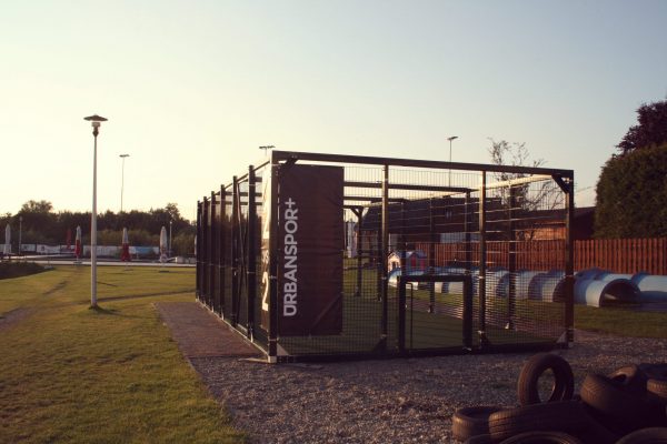 Zdjęcie realizacji Urbansport, przedstawiające boisko Q 503 w Gosław Sport Center w Wodzisławiu Śląskim, budowa boisk, boiska mobilne, piłka nożna w klatce